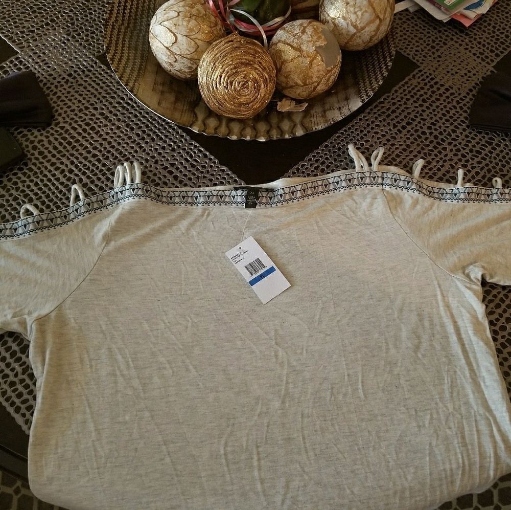 Jessica Simpson Dia 3/4 embroidered sleeve shirt